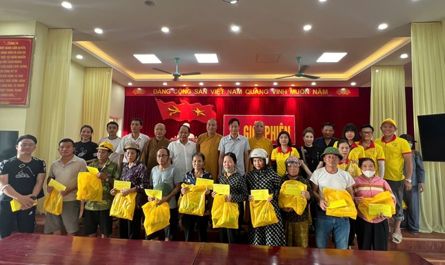 Đoàn từ thiện chùa Tường Nguyên trao quà tại xã Giới Phiên