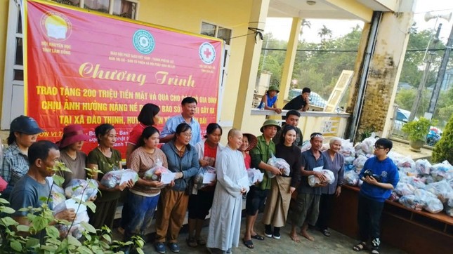 Đoàn của Ban Trị sự, Ban Từ thiện xã hội Phật giáo TP.Đà Lạt trao quà tại xã Đào Thịnh