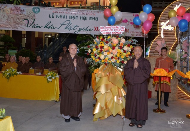 Hòa thượng Thích Lệ Trang, Trưởng ban Trị sự GHPGVN TP.HCM tặng hoa chúc mừng
