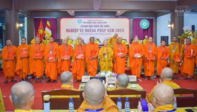 Hòa thượng Thích Bảo Nghiêm trao quyết định về chuẩn y thành phần nhân sự Phân ban Hoằng pháp Phật giáo Nam tông Khmer thuộc Ban Hoằng pháp T.Ư