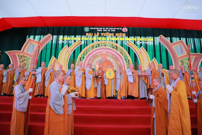 Trao biểu tượng và cờ luân lưu đăng cai tổ chức Đại lễ tưởng niệm vào năm 2025 đến đơn vị Phân ban Ni giới Thủ đô Hà Nội