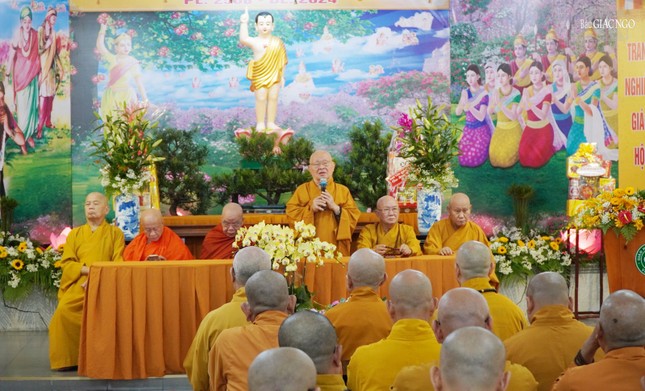 Hòa thượng chứng minh ban huấn từ