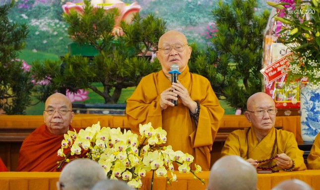 Hòa thượng Thích Giác Thuận huấn từ chứng minh lễ tổng khai giảng khóa An cư kiết hạ Phật lịch 2568 của Phật giáo quận Gò Vấp vào sáng 20-5, tại chùa Huỳnh Kim