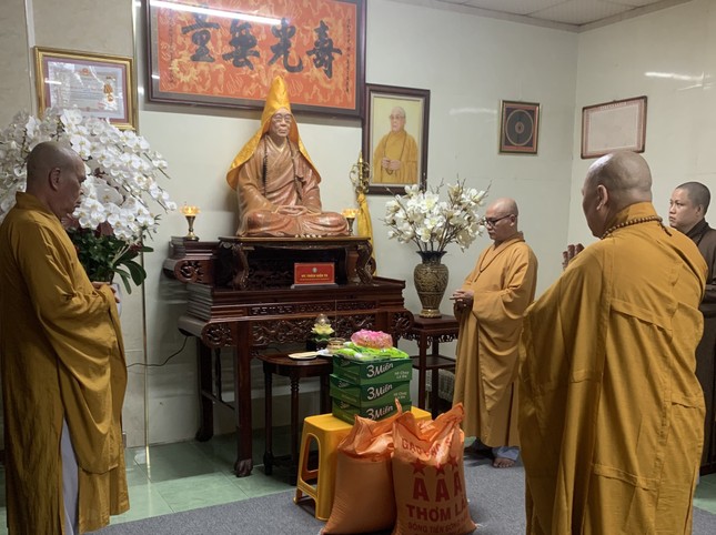Cúng dường tại trường hạ chùa Xá Lợi