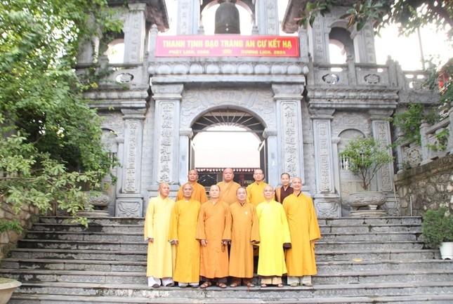 Đoàn đến thăm, cúng dường trường hạ tỉnh Tuyên Quang