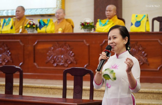 Phật tử Huệ Trí trình bày "Bông hồng cài áo"