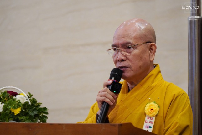 Hòa thượng Thích Tắc Huê, Phó ban Hoằng pháp GHPGVN TP.HCM cảm tạ kết thúc lễ Vu lan trong khóa tu Ngày an lạc, tại Việt Nam Quốc Tự