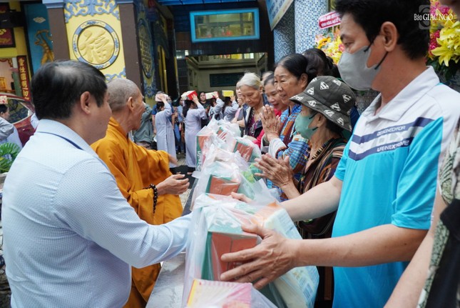 Trao quà đến người dân trên địa bàn quận trong tháng Bảy Vu lan Trao quà đến người dân trên địa bàn quận trong tháng Bảy Vu lan