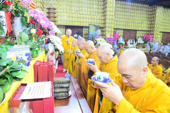 Chư tôn đức dâng trà Chư tôn đức dâng trà