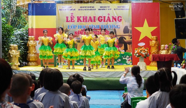 Chương trình văn nghệ đón mừng năm mới của các em học sinh