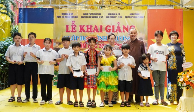 Công ty Hồng Hà tặng 11 học bổng, mỗi phần trị giá 500 ngàn đồng đến cho các em học sinh có hoàn cảnh đặc biệt khó khăn tại lớp phổ cập