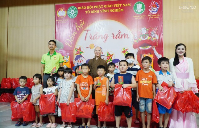 Có 200 phần quà trung thu được trao tặng đến các em tại chùa Vĩnh Nghiêm