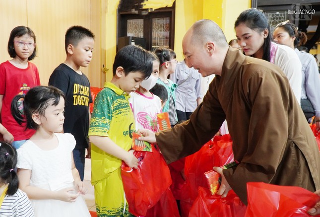 Đại đức Thích Nguyên Các trao quà trung thu đến các em thiếu nhi