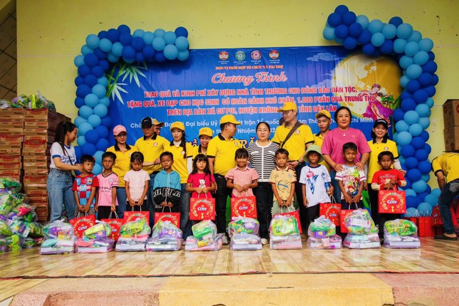 Tặng quà trung thu đến các em thiếu nhi Tặng quà trung thu đến các em thiếu nhi