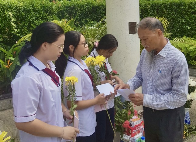 PGS.TS Nguyễn Thiện Tống trao học bổng Quách Thị Trang lần thứ 11 (năm 2024) đến các nữ sinh PGS.TS Nguyễn Thiện Tống trao học bổng Quách Thị Trang lần thứ 11 (năm 2024) đến các nữ sinh