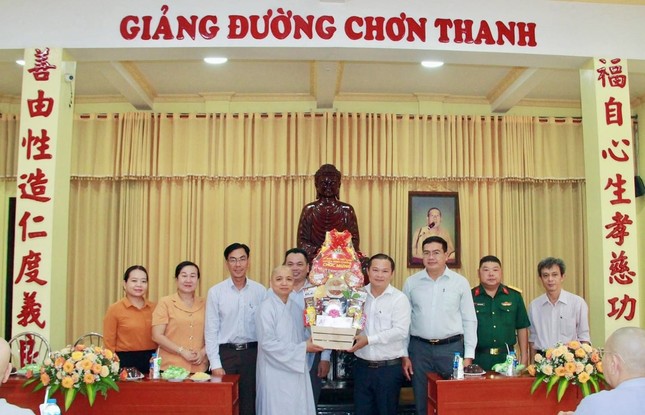 Tặng quà đến Ban Chức sự trường hạ chùa Phước Thiện (X.Bình Chánh)