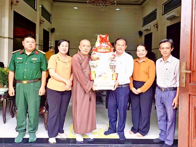 Tặng quà chúc mừng đến chư Tăng trường hạ thiền viện Thiên Phước (X.Vĩnh Lộc B)