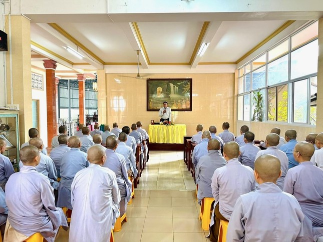 Ông Thạch Nghi Xuân báo cáo chuyên đề: &quot;Nâng cao vai trò của tôn giáo trong thực hiện các phong trào, các cuộc vận động do MTTQ phát động&quot; tại trường hạ chùa Phước Thiện
