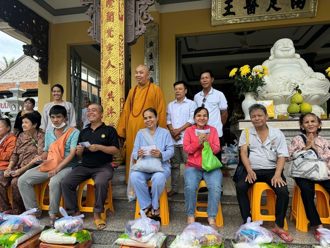 Thượng tọa Thích An Trung, trụ trì chùa Pháp Chơn tặng quà đến Hội người mù tỉnh Bình Dương Thượng tọa Thích An Trung, trụ trì chùa Pháp Chơn tặng quà đến Hội người mù tỉnh Bình Dương