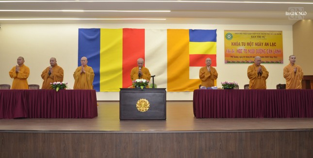 Chư tôn đức niệm Phật cầu gia hộ