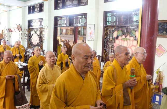 Chư tôn đức dâng hương tưởng niệm Chư tôn đức dâng hương tưởng niệm