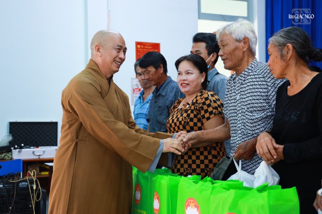 Thượng tọa Thích Tâm Chơn thăm hỏi người dân Thượng tọa Thích Tâm Chơn thăm hỏi người dân