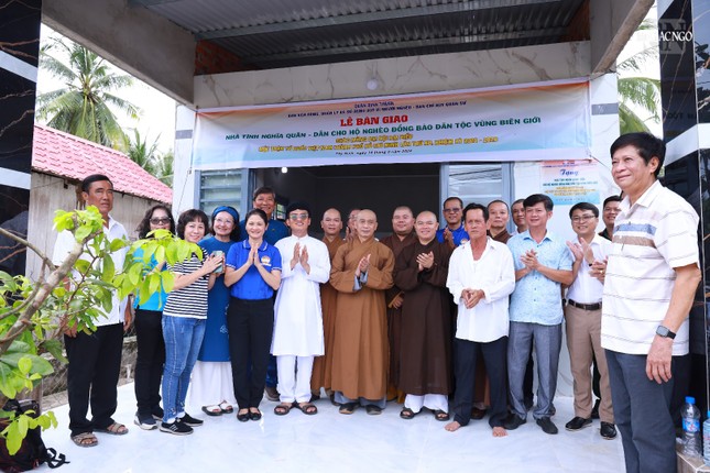 Bàn giao nhà tình nghĩa quân - dân Bàn giao nhà tình nghĩa quân - dân