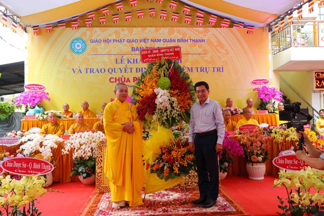 Đại diện lãnh đạo quận Bình Thạnh tặng hoa chúc mừng