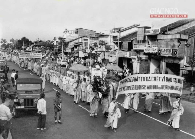 Tăng Ni, Phật tử Sài Gòn - Gia Định diễu hành tưởng niệm các Phật tử tại Huế bị tàn sát