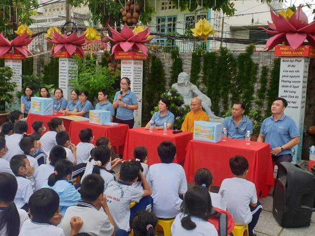 Bà Hoàng Mai Quỳnh Hoa phát biểu