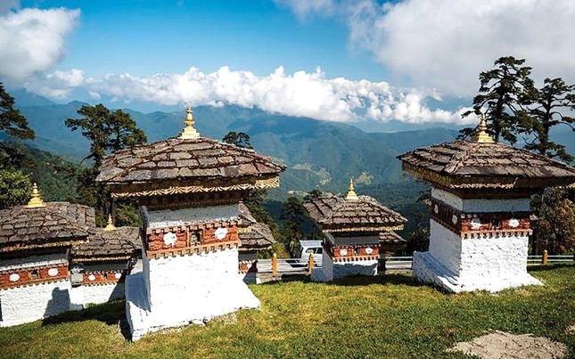 Cảnh bình yên lặng của Bhutan được thể hiện nay vô cỗ phim