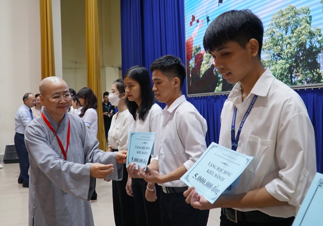 Ni sư Thích nữ Huệ Dâng trao học bổng Kiều Đàm Di đến các sinh viên vượt khó