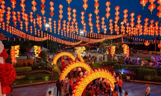 Đèn lồng khổng lồ hình rồng được thắp sáng để chào mừng năm mới Giáp Thìn 2024 tại Phật Quang Sơn Đông thiền tự ở thị trấn ven biển Jenjarom, Kuala Lumpur, Malaysia