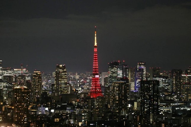 Hàng năm, tháp truyền hình ở thủ đô Tokyo của Nhật Bản đều thắp dàn đèn màu đỏ để mừng Tết Nguyên đán