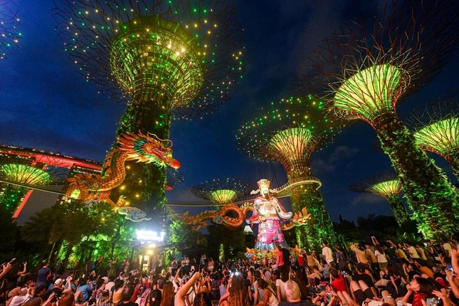 Người dân tại Singapore tập trung đông đúc tại công viên Garden by the Bay chiêm ngưỡng tượng rồng dài 140m và tượng thần tài khổng lồ được trang hoàng từ trước Tết Nguyên đán