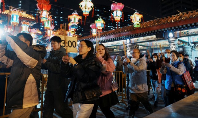 Vừa bước sang năm mới, người dân Hong Kong đã nô nức đến chùa...