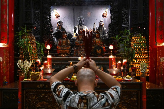 Thắp hương cầu may trong năm mới tại chùa Satya Dharma ở Bali, Indonesia