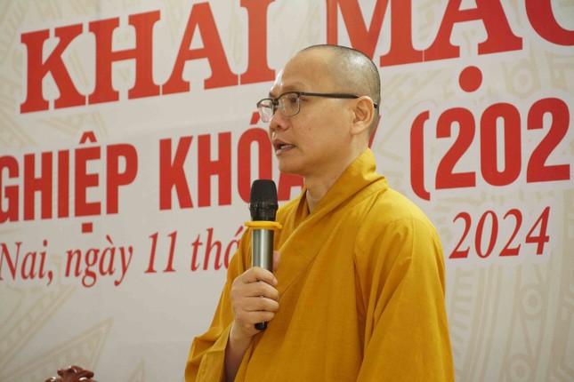Đại đức Thích Đạt ma Quang Tuệ đã thông qua danh sách Ban Giám khảo kỳ thi tốt nghiệp khóa X và phân chia các khu vực cho Tăng Ni sinh trong kỳ thi này
