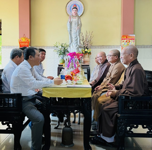 Hòa thượng Thích Huệ Minh và chư tôn đức Thường trực Ban Trị sự GHPGVN H.Bình Chánh hoan hỷ đón tiếp phái đoàn
