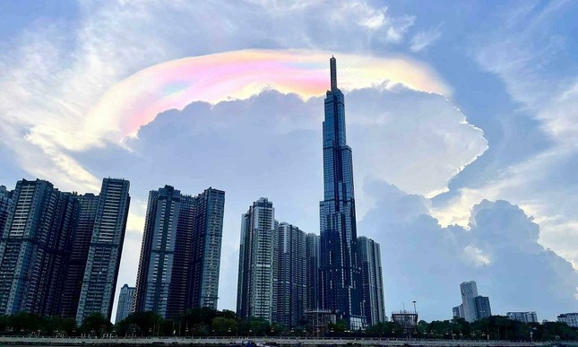 Mây ngũ sắc xuất hiện ở khu vực tòa nhà Landmark 81, Q.Bình Thạnh - Ảnh:Lưu Niệm