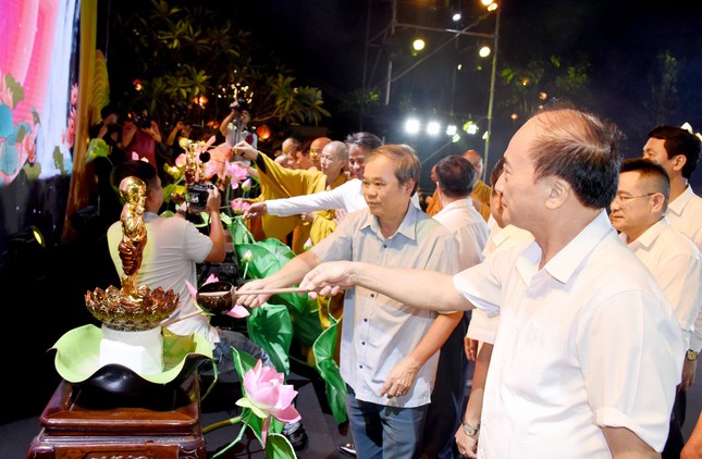 Thực hiện nghi thức Tắm Phật