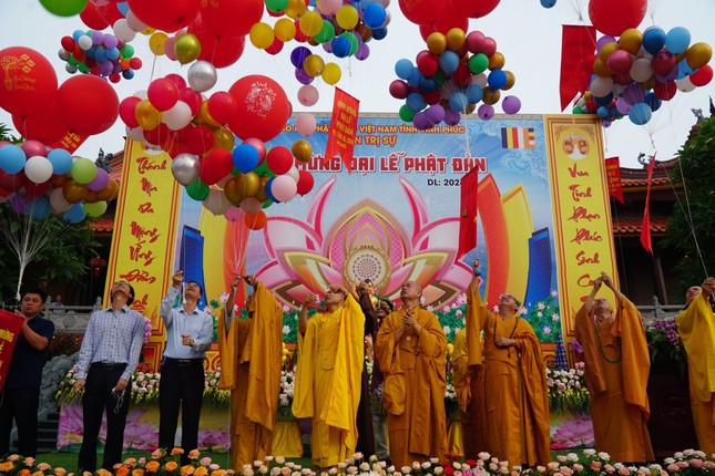 Thả bóng bay cầu nguyện hòa bình