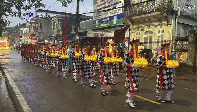 Đoàn rước đi qua các trục đường chính tại TP.Huế dưới cơn mưa xứ Huế