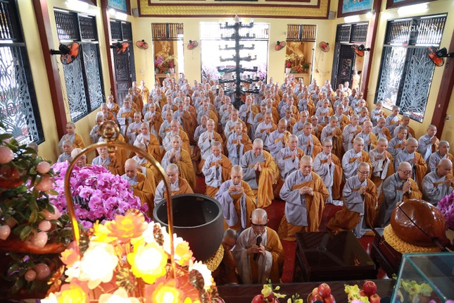 Chư hành giả Ni niêm hương đảnh lễ Tam bảo tại chùa Dược Sư