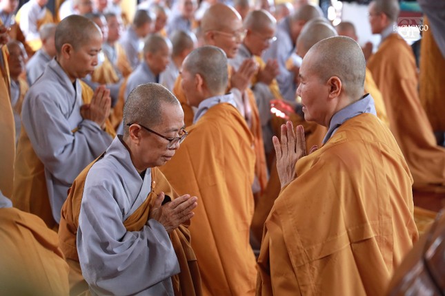 Nhị vị Ni trưởng đối thú an cư