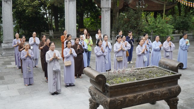 Phật tử về chùa tham dự lễ