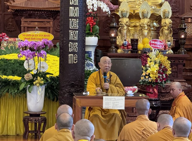 Trưởng lão Hòa thượng Thích Như Tín sách tấn các hành giả