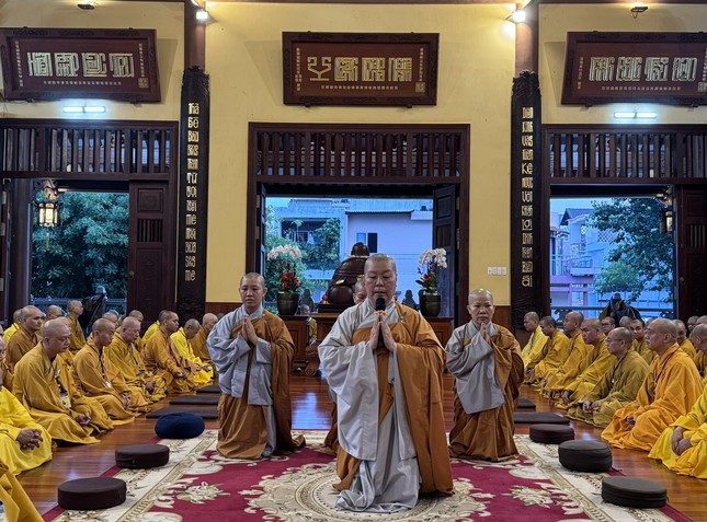 Đại diện chư Ni cầu Đại Tăng giáo giới thọ an cư