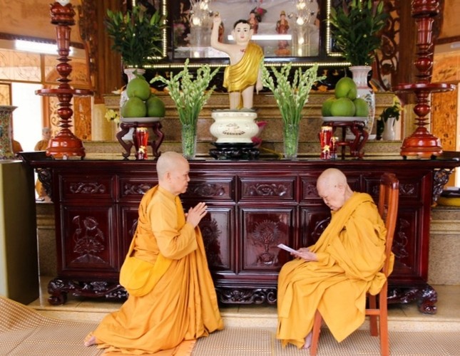 Chư tôn đức Ni hệ phái Khất sĩ tại tịnh xá Ngọc Phú đối thú an cư