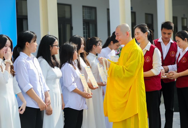 Đại đức Thích Tâm Thành trao 35 suất học bổng tại Trường THPT Cửa Lò